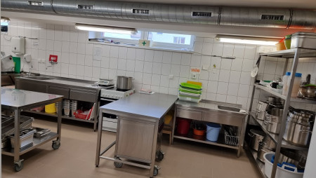 Školní kuchyň v suterénu hlavní budovy